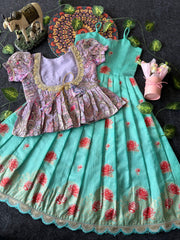 Soft dola silk featuring premium 3D lotus weaving with scalloped lace border